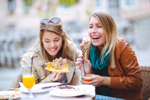 Retrato Dos Jóvenes Felices Comiendo Pizza Cafetería Divirtiéndose Juntos — Foto de Stock