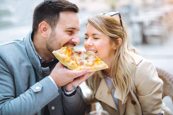 Feliz Amor Pareja Comer Pizza Pedazo Juntos Calle Café — Foto de Stock