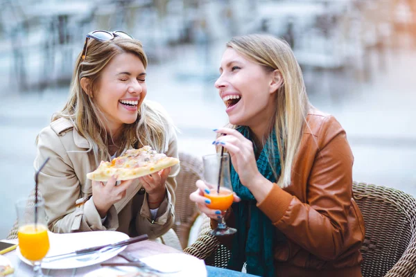 Retrato Dos Jóvenes Felices Comiendo Pizza Cafetería Divirtiéndose Juntos — Foto de Stock