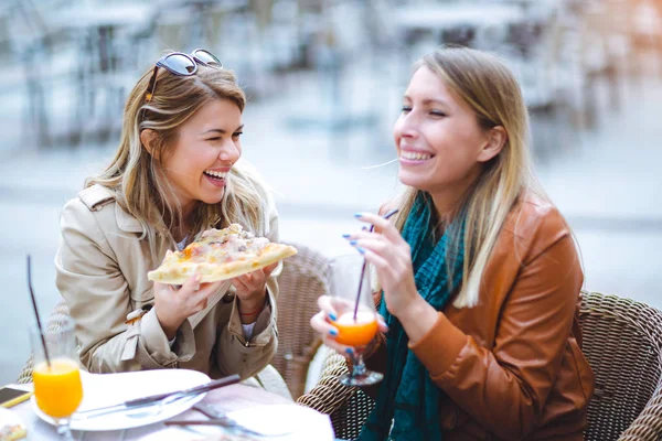 Portret Dwóch Szczęśliwe Młode Kobiety Jedzenie Pizzy Kawiarni Wspólna Zabawa — Zdjęcie stockowe