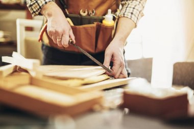 eller erkek marangoz Atölyesi sandalyede kaplama ve törpülemek kullanma