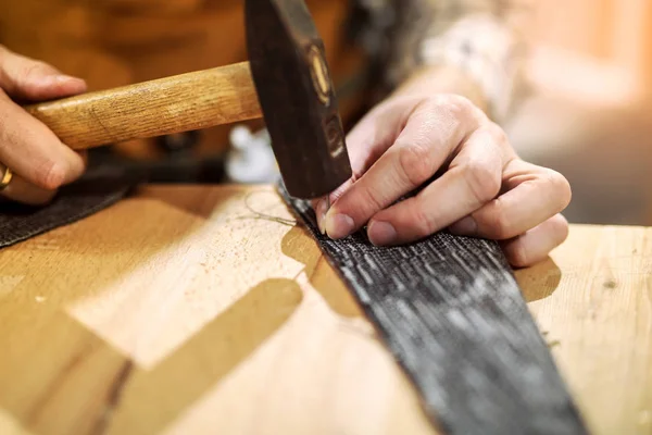 Tischlerhände Arbeiten Werkstatt Mit Hammer — Stockfoto