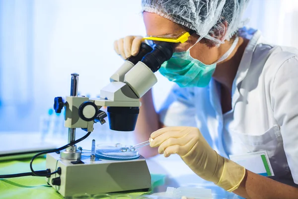 Mujer Que Usa Máscara Que Trabaja Con Microscopio Laboratorio — Foto de Stock