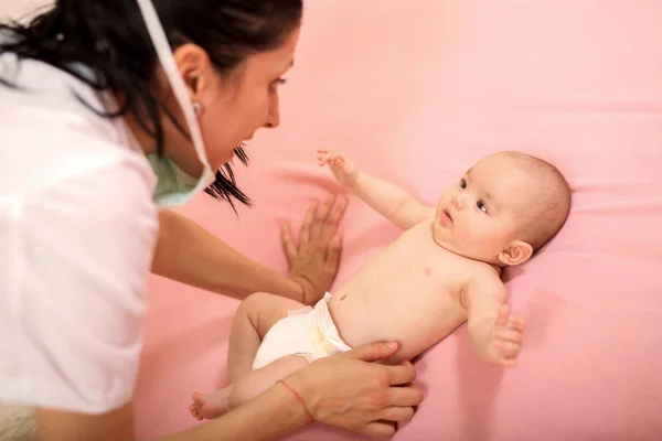 医生检查小婴儿在诊所 婴儿健康概念 — 图库照片