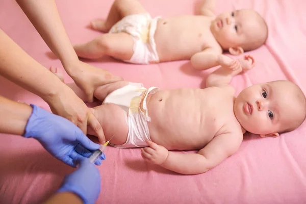 Діти Отримують Вакцину Педіатр Дає Немовлятам Внутрішньом Язову Єкцію Ногу — стокове фото