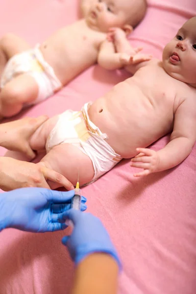 Bebelușii Care Primesc Vaccin Pediatru Care Administrează Sugarilor Injecţie Intramusculară — Fotografie, imagine de stoc