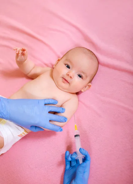 赤ちゃんのワクチン 小児科医与える赤ちゃん女の子筋肉内注射で腕を受け — ストック写真