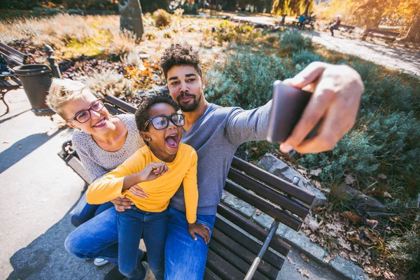 Heureux Jeune Couple Mixte Passer Temps Avec Petite Fille Dans — Photo