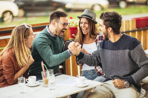 Groupe Jeunes Gens Heureux Café Parler Rire Ensemble — Photo