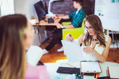 modern ofis iş görüşmesine kadın. Başvuru süreci şirket