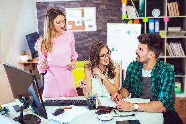 iş yerinde iş arkadaşları gülümseyen genç grubu. Başlangıç proje iş toplantısı veya mutlu takım çalışması beyin fırtınası kavramı