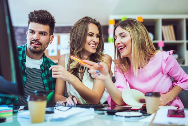 Grupo Jóvenes Colegas Negocios Sonrientes Trabajo Reunión Negocios Del Proyecto — Foto de Stock