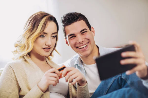 Junges Glückliches Paar Sitzt Hause Mit Digitalem Tablet Und Kreditkarte — Stockfoto