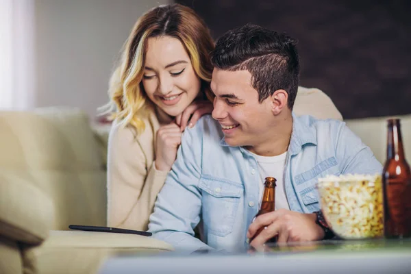 Junges Glückliches Paar Sitzt Hause Auf Couch Und Nutzt Digitales — Stockfoto