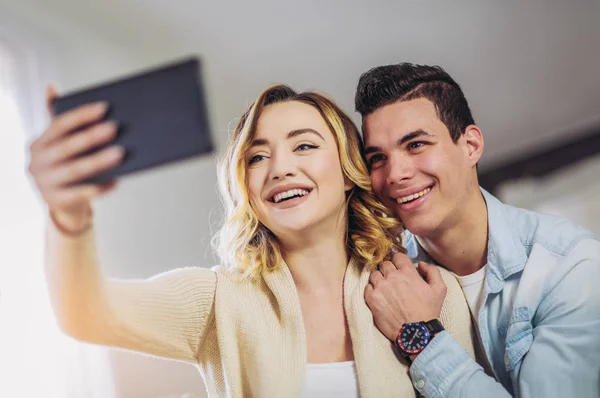 Junges Glückliches Paar Sitzt Hause Auf Couch Und Schaut Auf — Stockfoto