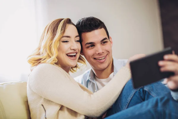 Evde Kanepede Oturan Dijital Tablet Vasıl Arıyorum Genç Mutlu Çift — Stok fotoğraf