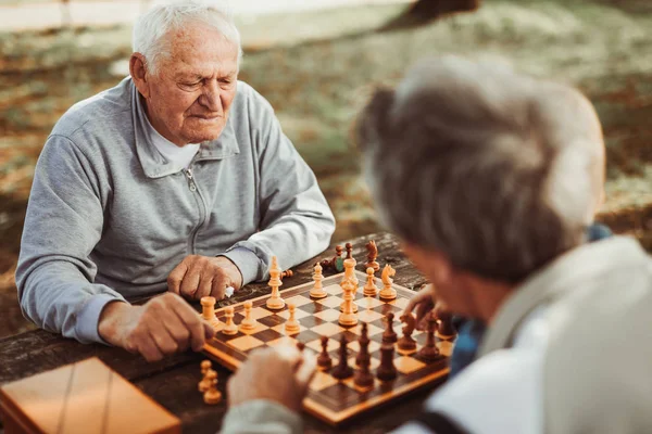 Ativos Aposentados Homens Seniores Divertindo Jogando Xadrez Parque — Fotografia de Stock