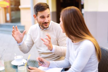 yakışıklı genç ve güzel kadın kafe, kredi kartı tutan kadın oturuyordu