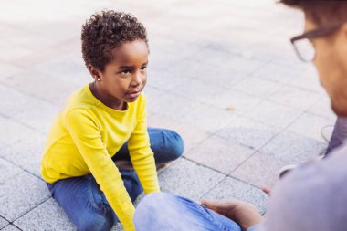mutlu baba ile kızı sokakta eğlenmek