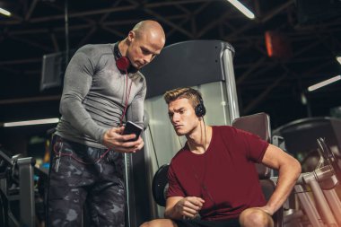 Sportif delikanlı ve tablet pc içinde jimnastik salonu ile kişisel antrenör 
