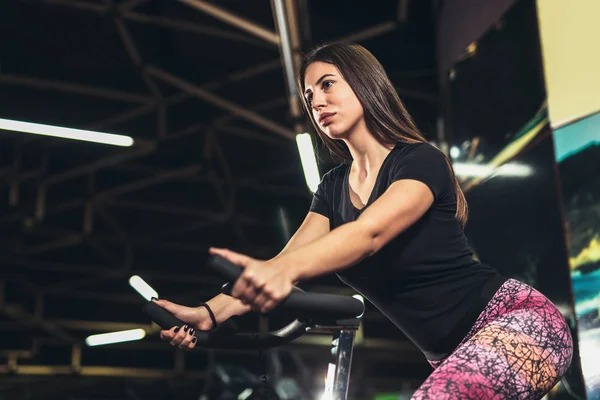 Joven Mujer Deportiva Caballo Bicicleta Máquina Gimnasio — Foto de Stock