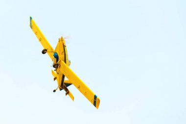 uçan uçak akrobasi mavi gökyüzünde gerçekleştirme