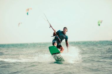 Etkin adam kitesurfing dalgalar deniz arasında 