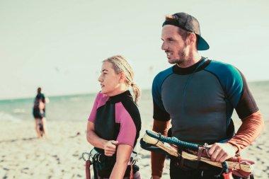 mutlu aktif çift kitesurfers kumlu Plajı'nda portresi