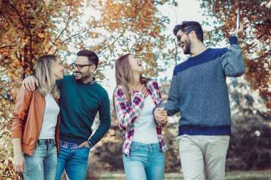 Grup genç mutlu arkadaşlar bahar parkta eğleniyor 