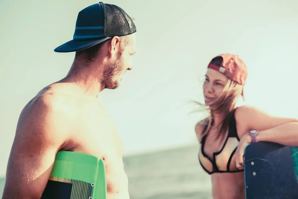 Portret Van Gelukkige Actieve Paar Van Kitesurfers Met Planken Strand — Stockfoto