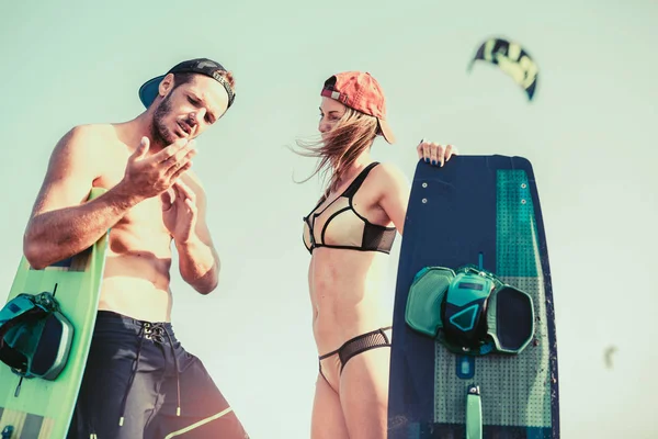 Portret Van Gelukkige Actieve Paar Van Kitesurfers Aan Zandstrand — Stockfoto