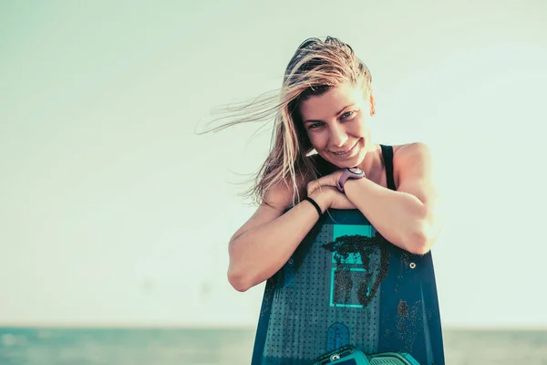 Portret Van Glimlachen Actieve Vrouwelijke Kitesurfer Met Bord Strand — Stockfoto