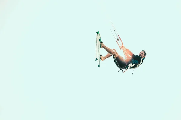 Aktiv Mann Kitesurfen Blick Gegen Blauen Himmel — Stockfoto