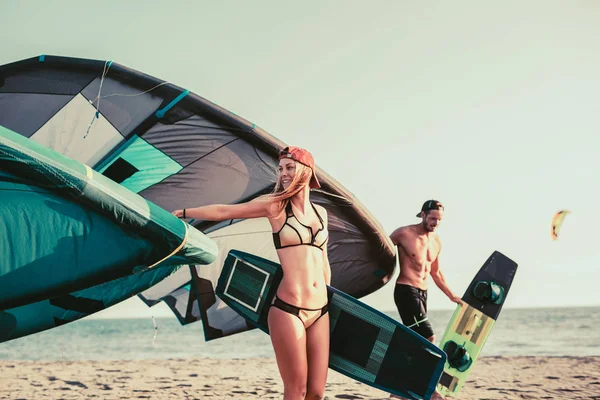 Portret Szczęśliwa Para Aktywnych Kitesurferów Piaszczystej Plaży — Zdjęcie stockowe