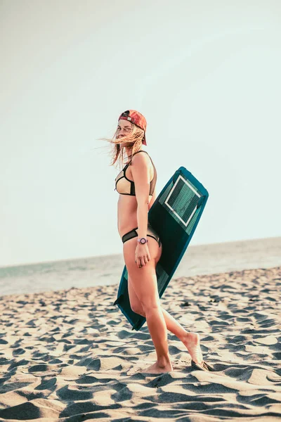 Portret Van Glimlachen Actieve Vrouwelijke Kitesurfer Met Bord Strand — Stockfoto