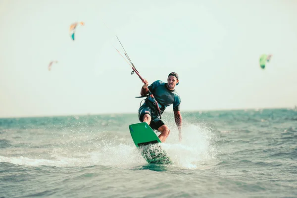 Aktiver Mann Beim Kitesurfen Zwischen Meereswellen — Stockfoto