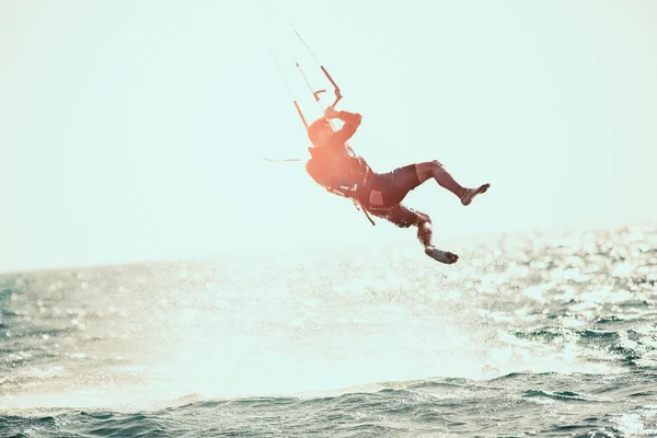 海の波の間で活発な男性カイト サーフィン — ストック写真