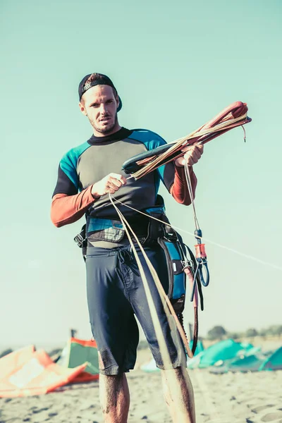 Retrato Homem Ativo Preparando Equipamento Desportivo Kitesurfing — Fotografia de Stock