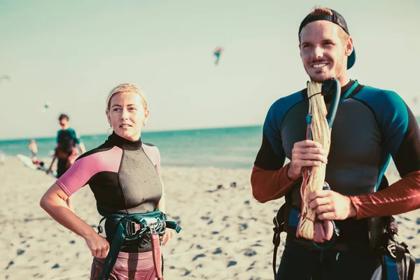 Portrét Šťastný Aktivní Pár Kitesurfers Písečné Pláži — Stock fotografie