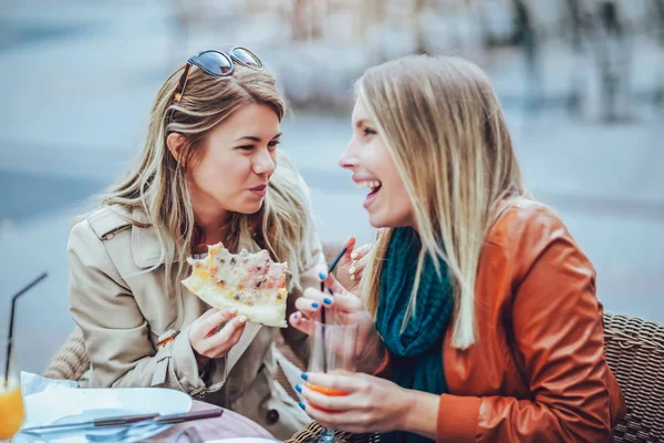 Πορτρέτο Του Δύο Ευτυχισμένη Νεαρών Γυναικών Τρώγοντας Πίτσα Καφετέρια Διασκεδάζουν — Φωτογραφία Αρχείου