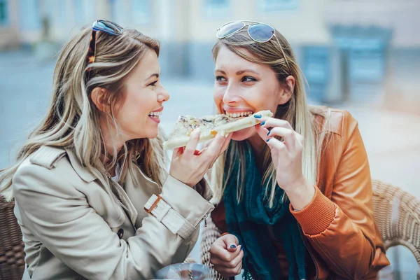 Retrato Dos Jóvenes Felices Comiendo Pizza Cafetería Divirtiéndose Juntos — Foto de Stock