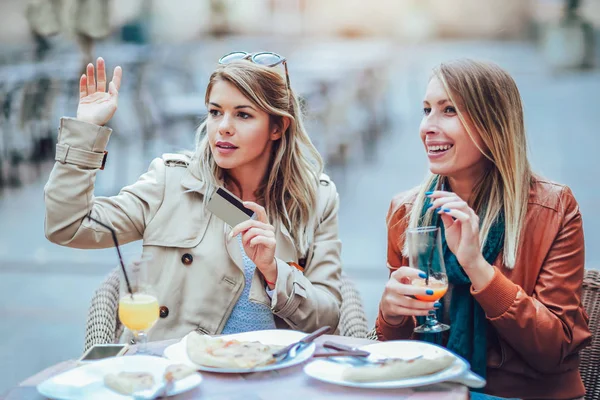 Retrato Dos Jóvenes Felices Comiendo Pizza Cafetería Divirtiéndose Juntos — Foto de Stock