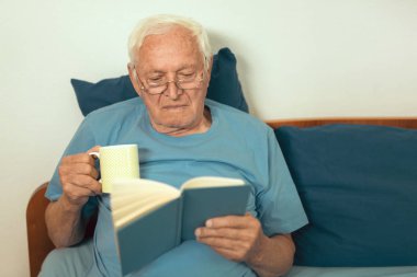 yatakta yatarken, kitap okuma ve evde çay içme komuta sizde