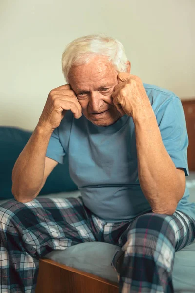 Idősebb Ember Ágyas Otthon Szenved Depresszióban — Stock Fotó