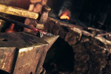 El ile erimiş metal dövme demirci