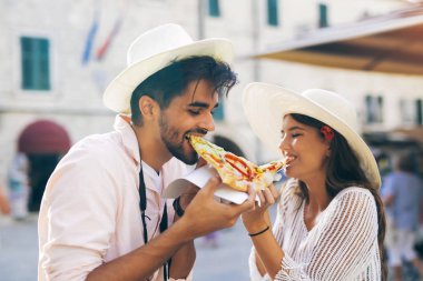 Sokakta pizza yemek turist mutlu çift