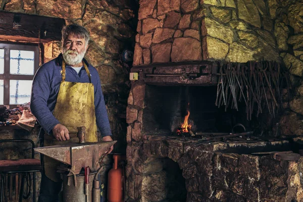 Senior Blacksmith Forge Ijzer Het Werk — Stockfoto