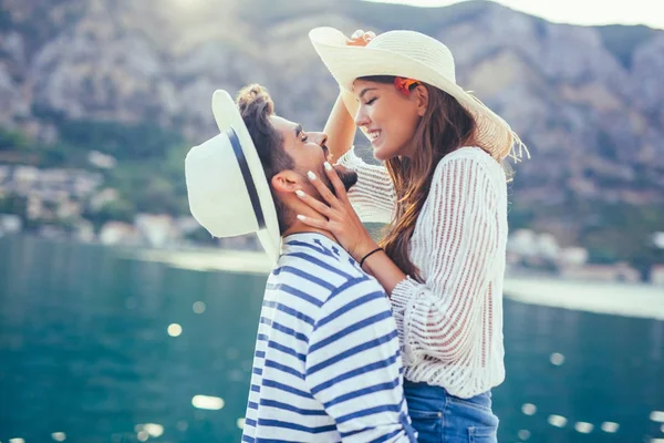 Pareja Enamorada Disfrutando Hora Verano Junto Mar —  Fotos de Stock