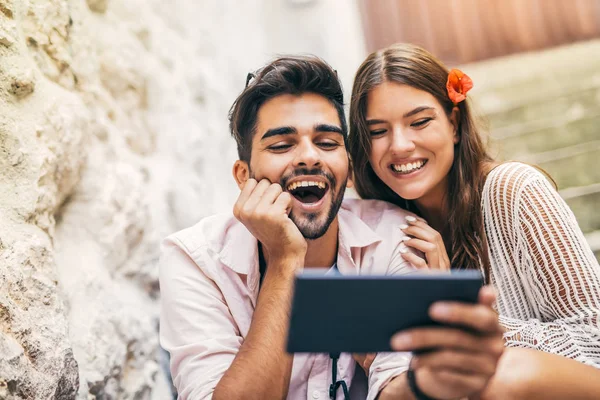 Romantyczna Para Siedząc Schodach Patrząc Komputerze Typu Tablet — Zdjęcie stockowe