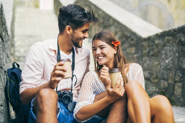 Merdivenlerde Oturan Kahve Içme Romantik Turist Çift — Stok fotoğraf